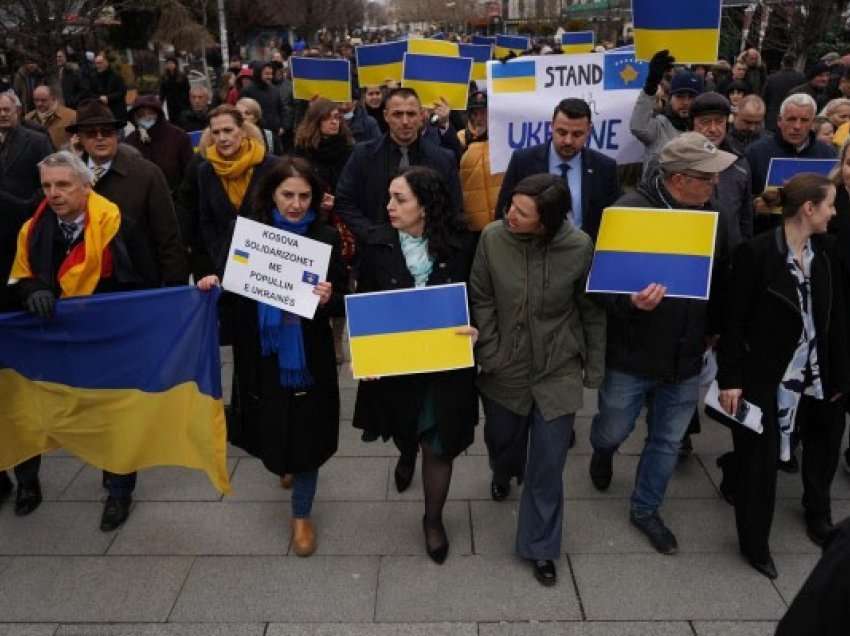 Protestohet në solidarizim me Ukrainën, Osmani: Do të triumfojë liria dhe demokracia