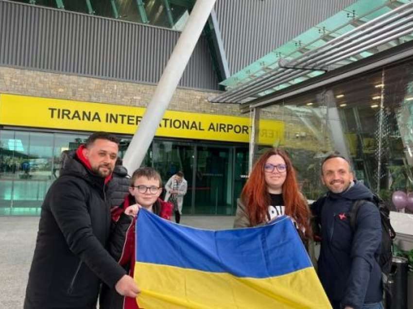 Gazetari shqiptar sjell në Tiranë nga Ukraina nënën dhe djalin e saj 10 vjeçar