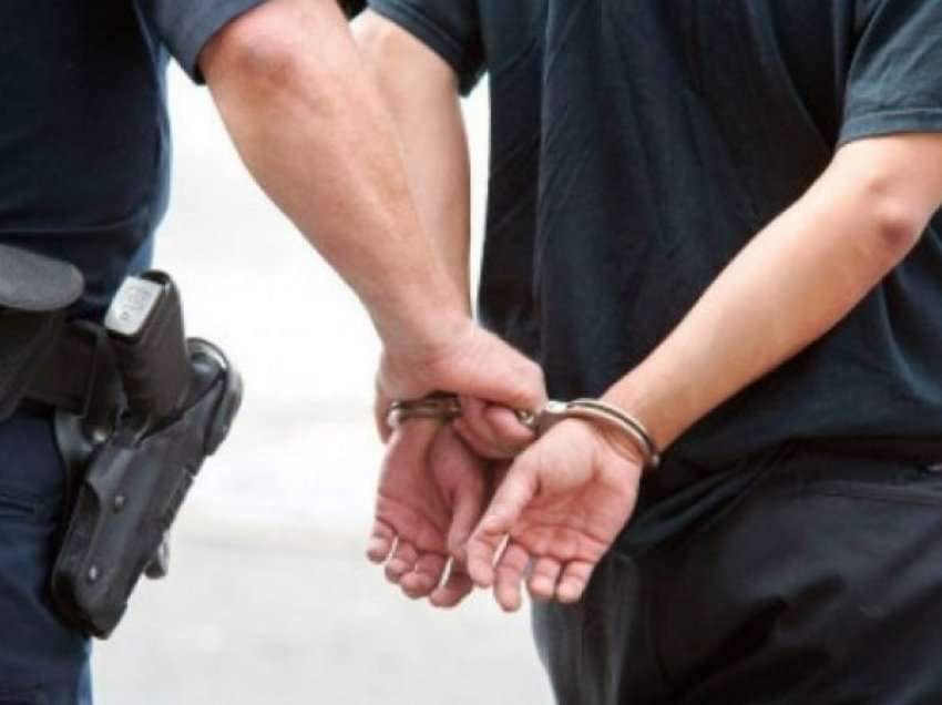 Fshehu mbi 700 gramë kokainë nën rripin e pantallonave, arrestohet shtetasi i Shqipërisë