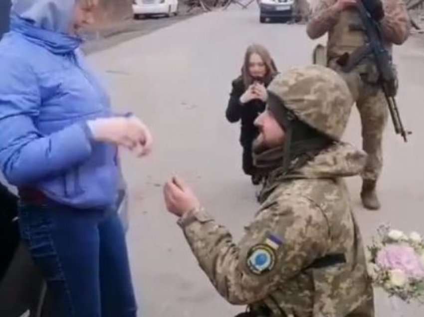 Dashuria sfidon luftën në Ukrainë, ushtari i bën propozimin epik të dashurës mes armëve