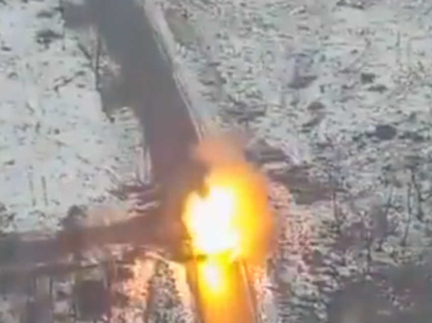 Pamje nga droni: Ukrainasit shkatërrojnë tankun rus me armën amerikane