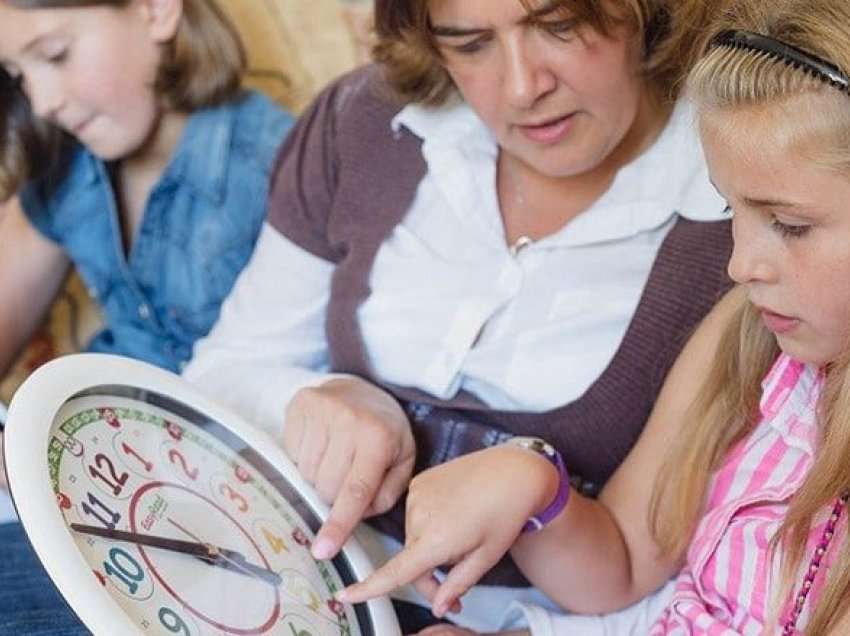Një nga gjërat më të vështira gjatë fëmijërisë: Si ta mësojmë fëmijën të shikojë orën?