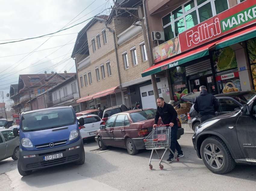 Panik e madhe në Prishtinë, qytetarët në radhë për të blerë miell, kaos në komunikacion