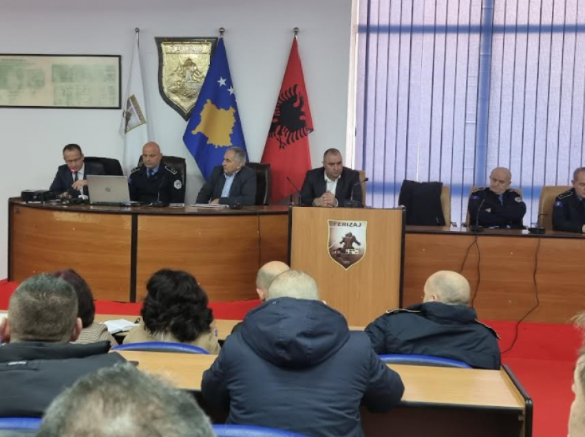 Policia takohet me drejtorët e shkollave të Ferizajt