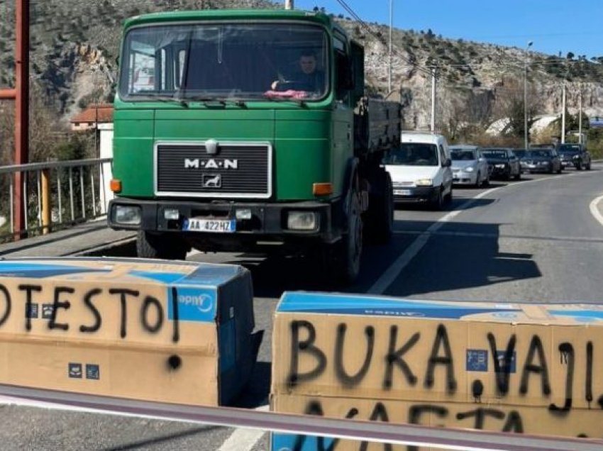 Protestë kundër rritjes së çmimit të naftës në Shqipëri, bllokohet ura në Shkodër