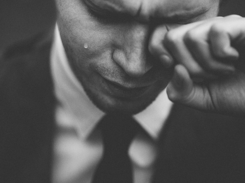 Pse personat që qajnë shpesh, janë më të qëndrueshëm nga ana emocionale?