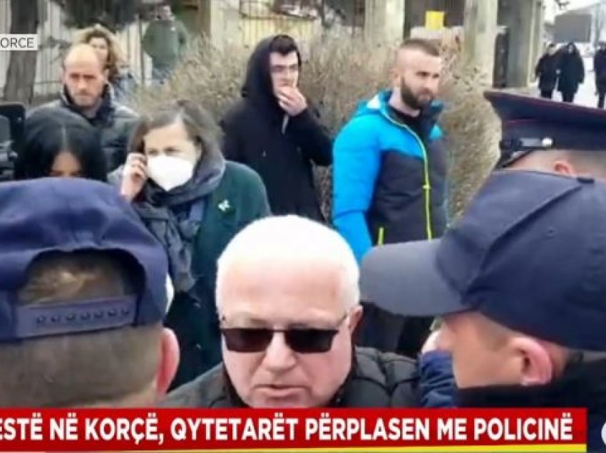 Përshkallzohet protesta në Korçë, Edmond Spaho përplaset me policinë