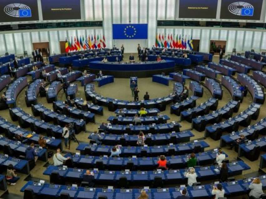 Eurodeputetët letër Komisionit Evropian: Ngrini negociatat dhe ndërprisni ndihmat për Serbinë