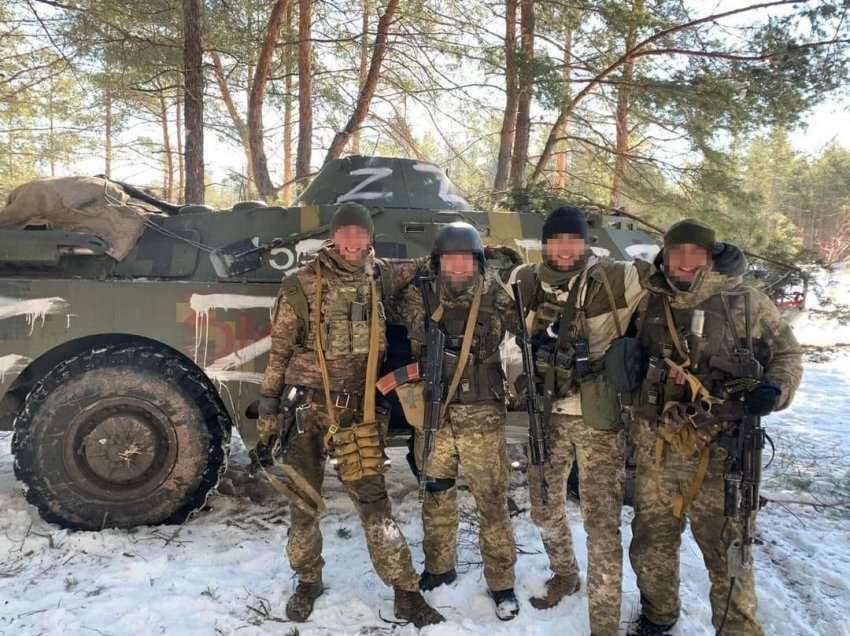 Pamjet/ Betejë e ashpër në Luhansk, ushtria ukrainase vret rusët dhe ua merr “trofeun” 