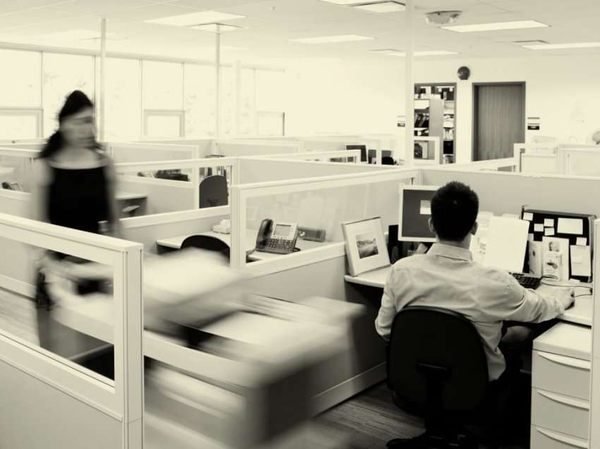 Si mund të përgatiten introvertët emocionalisht për rihapjen e zyrave në punë?