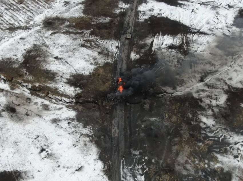Pamje dramatike nga ajri: Ukrainasit shkatërrojnë tanket ruse në Luhansk