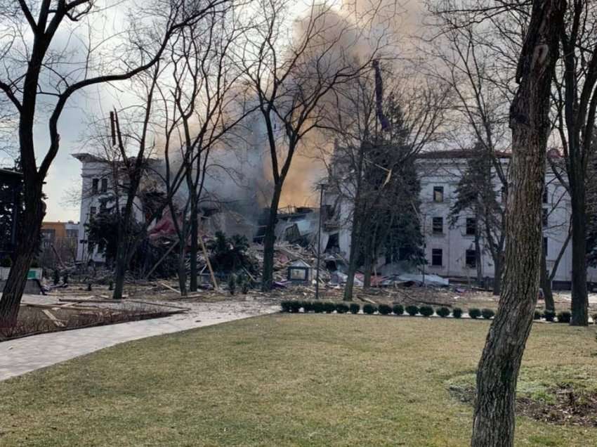 Bombardimet pengojnë përpjekjet për shpëtim në teatrin e Mariupolit