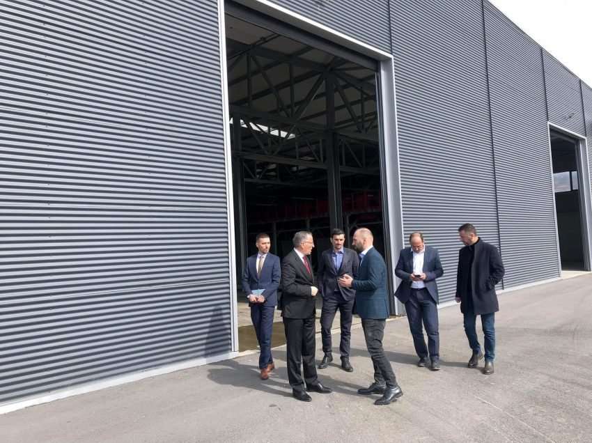 Ministri Aliu e kryetari Hamza vizitojnë fabrikën e riciklimit në Mitrovicë