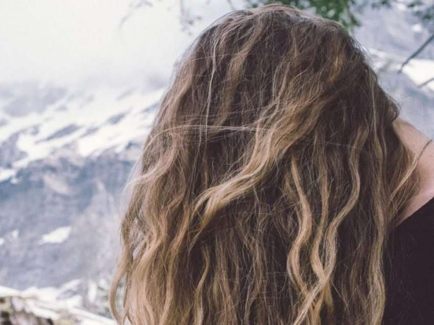 Disa zakone që shkatërrojnë flokët tuaj në dimër