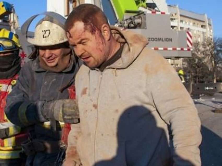 Një burrë shpëtohet nga rrënojat e Kharkiv pas granatimeve