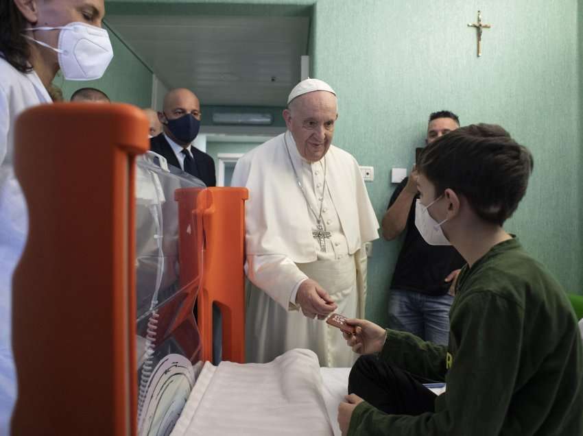 Papa Françesku viziton fëmijët refugjatë ukrainas në spitalin e Romës