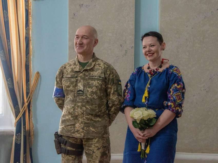 Sapo u martuan u nisën ta mbrojnë Ukrainën! / Pas martesës, nuset vazhdojnë luftën me Rusinë