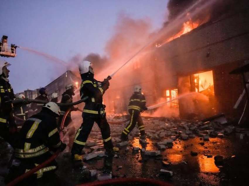 Ekipet e shpëtimit po luftojnë për të shuar zjarret nëpër qytete