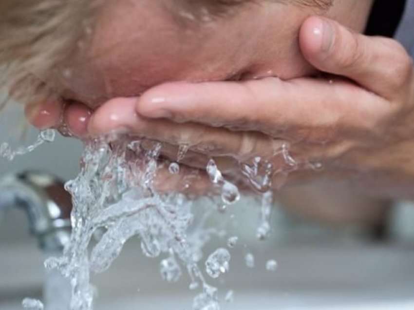 Çfarë i ndodh fytyrës kur e pastroni vetëm me ujë?