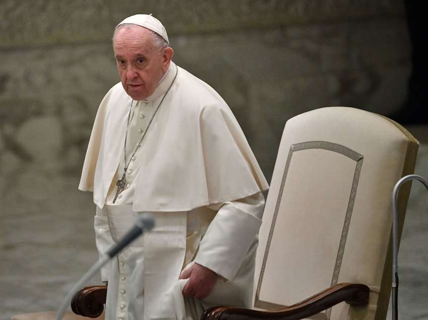 Papa kundërshton sanksionet ndaj Rusisë