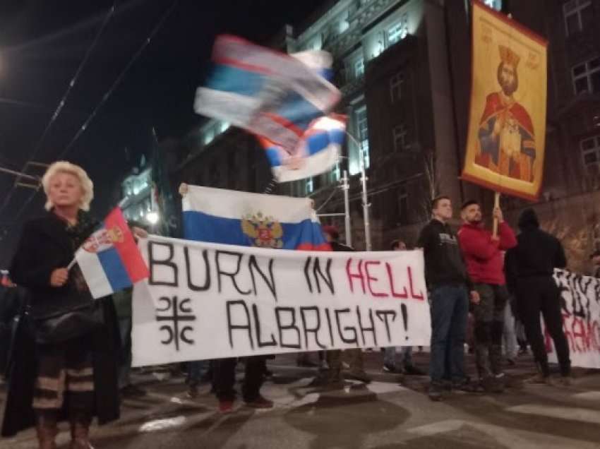 ​Serbët sërish mbështesin me marshe agresionin rus në Ukrainë, parulla kundër NATO-s