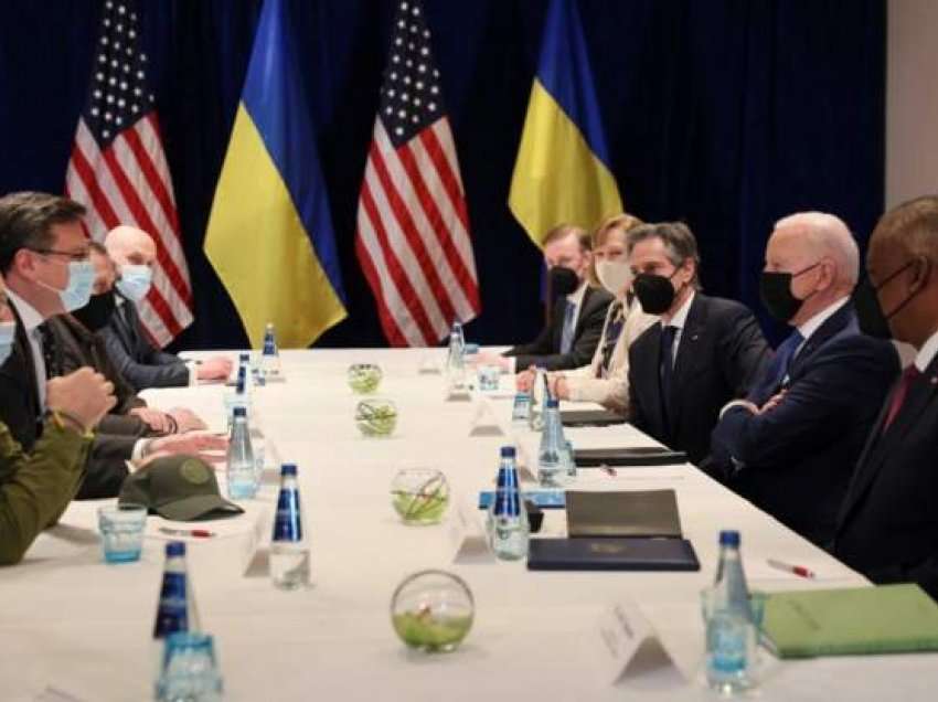 Presidenti Biden takohet me ministrat e Ukrainës në Poloni