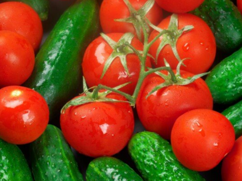 Si të kontrolloni në 9 sekonda nëse një domate apo një kastravec është me kimikate?