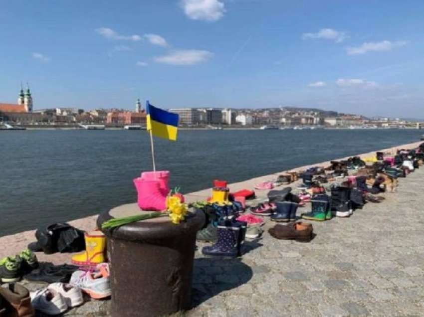 ​300 palë këpucë në kujtim të viktimave të teatrit të Mariupol-it