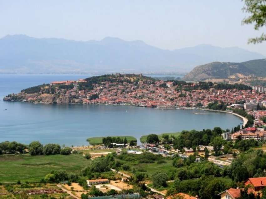 Zhytësit nga vendi dhe rajoni në aksion për pastrimin e Liqenit të Ohrit