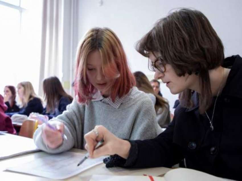 Shkollat në Kiev do të rihapen online të hënën