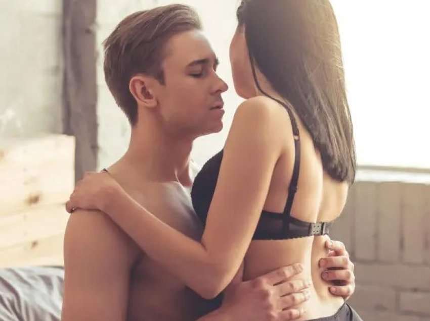 “Mezi prisnim të zhvisheshim”/ Rrëfehet 20 vjeçari: Bëj seks të nxehtë me shoqen e të dashurës