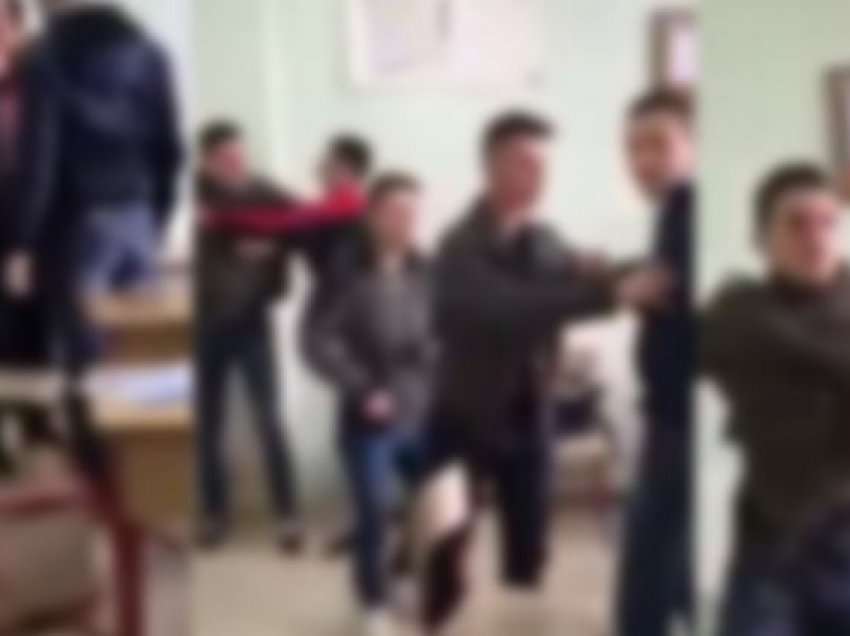 Shkolla kthehet në arenë boksi në Korçë, dy nxënës përfundojnë në spital