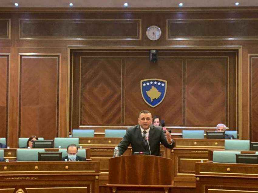 Listat e veteranëve acarojnë Mefail Bajqinovcin – këto janë akuzat e ashpra të tij kundër PDK-së dhe AAK-së
