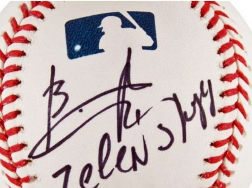 Del në ankand topi i bejsbollit i nënshkruar nga Zelensky
