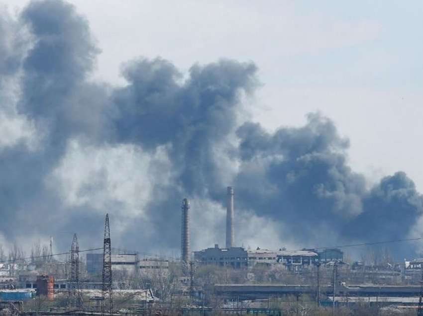 Zelenskyy dënon sulmin rus në fabrikën e çelikut në Mariupol