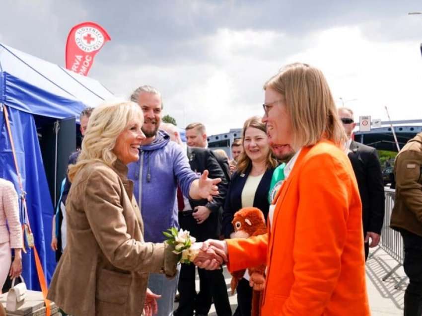 Zonja e Parë Jill Biden viziton refugjatët ukrainas në Sllovaki