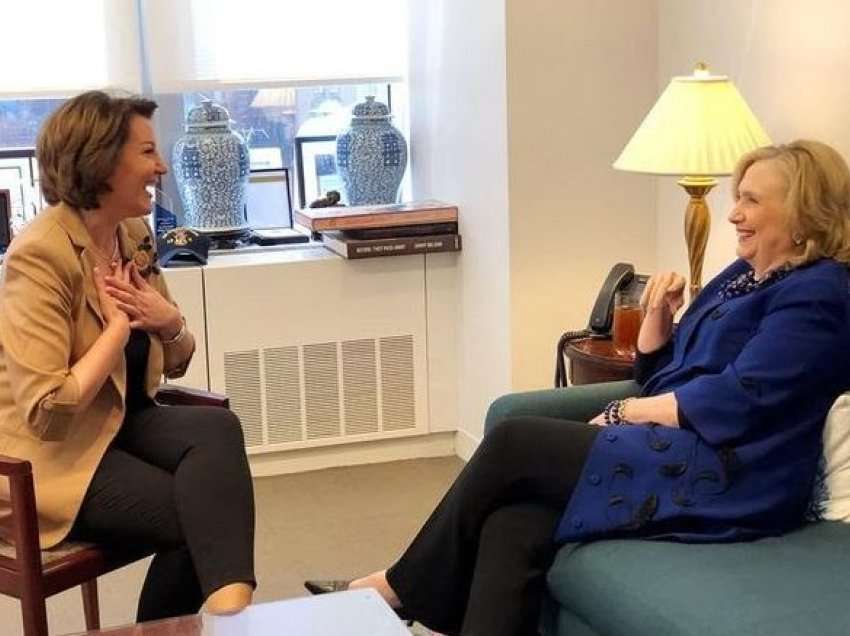 ​Jahjaga takon ish-sekretaren Clinton: Miqësia Kosovë-SHBA vazhdon të jetë e fuqishme