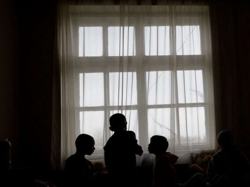 Nuk ka viza për fëmijët ukrainasë që udhëtojnë pa një prind