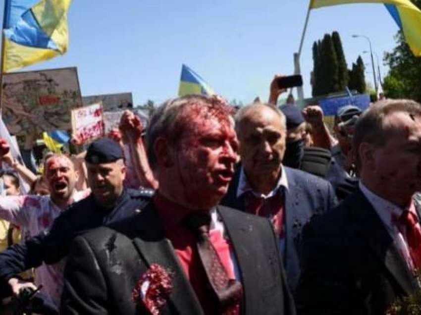 Ambasadori rus sulmohet me ngjyrë të kuqe në varrezat e Polonisë