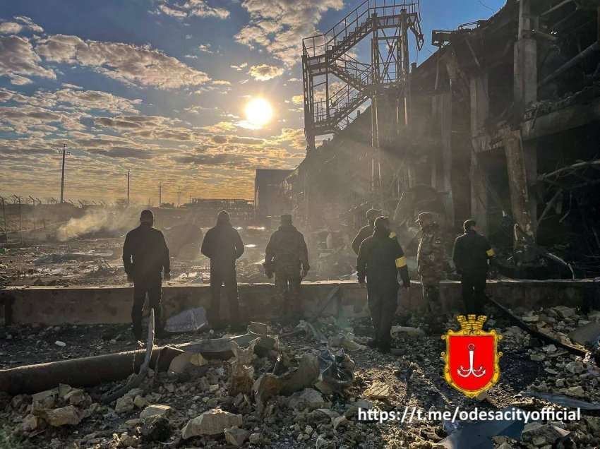 Shuhen zjarret pas sulmeve me raketa në Odesa
