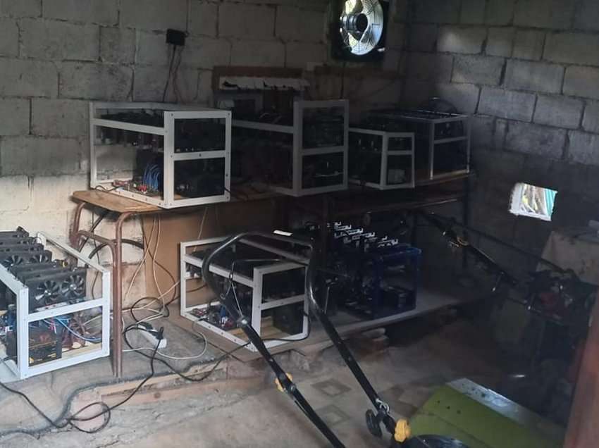 Policia në Mitrovicë realizon bastisje dhe gjen 12 aparate për prodhimin e kriptovalutave