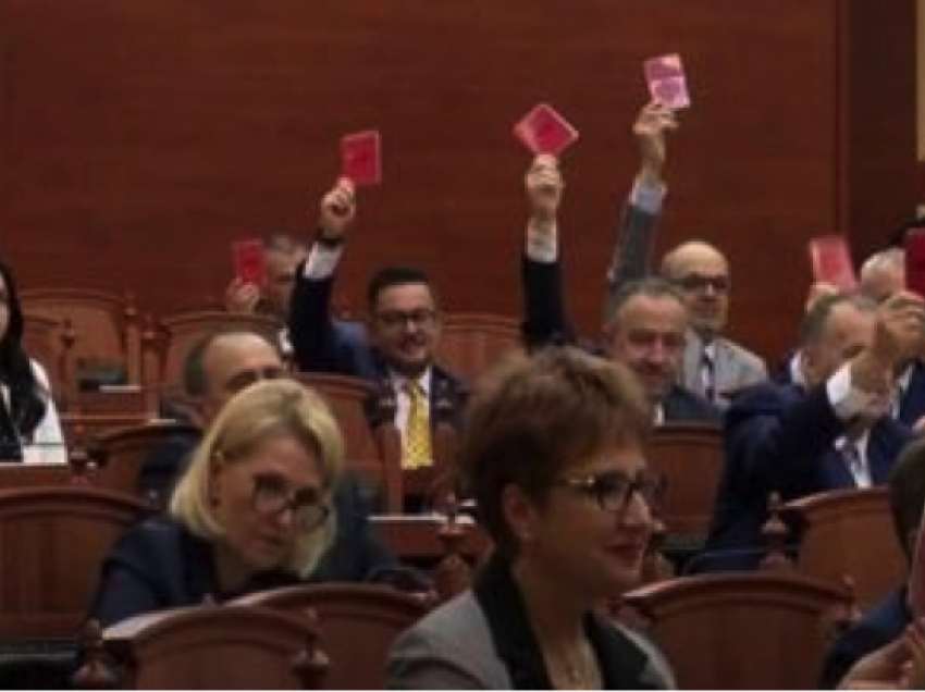 Si është e mundur që shumica e parlamentarëve të Shqipërisë të jenë në përkrahje të gjenocidit serb të bërë në Srebrenicë?!