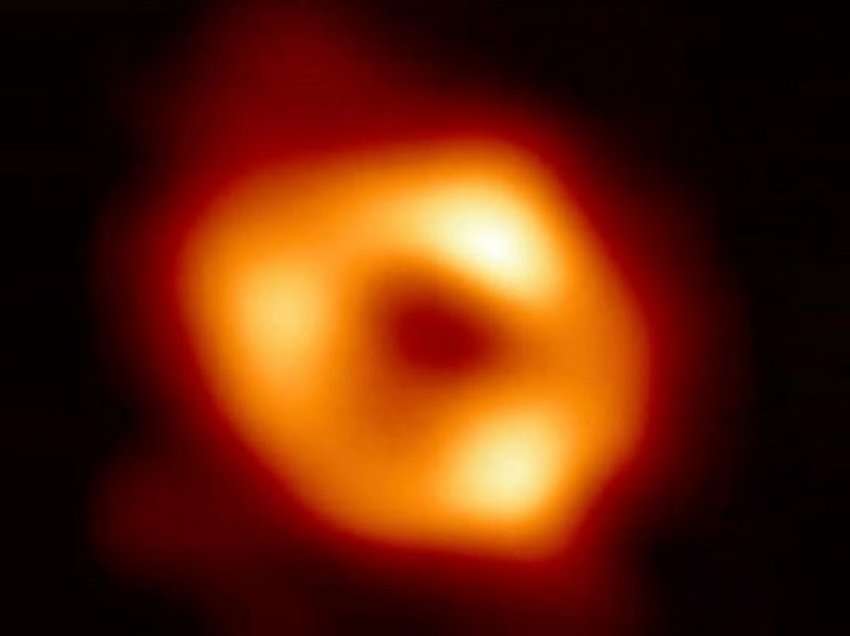 ​Fotoja e parë e një vrime të madhe të zezë në qendër të galaktikës sonë