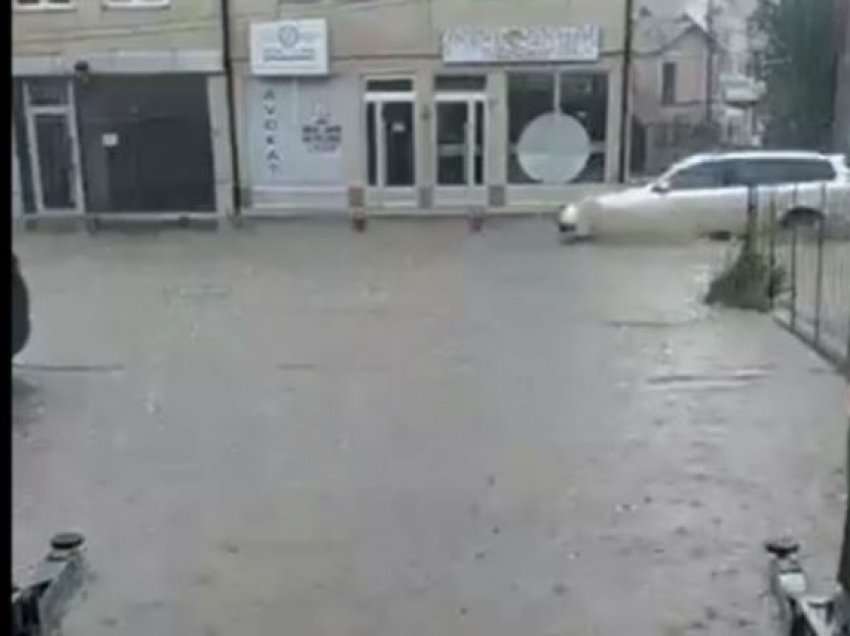 Reshje të mëdha të shiut në Klinë, rrugët vërshohen nga uji