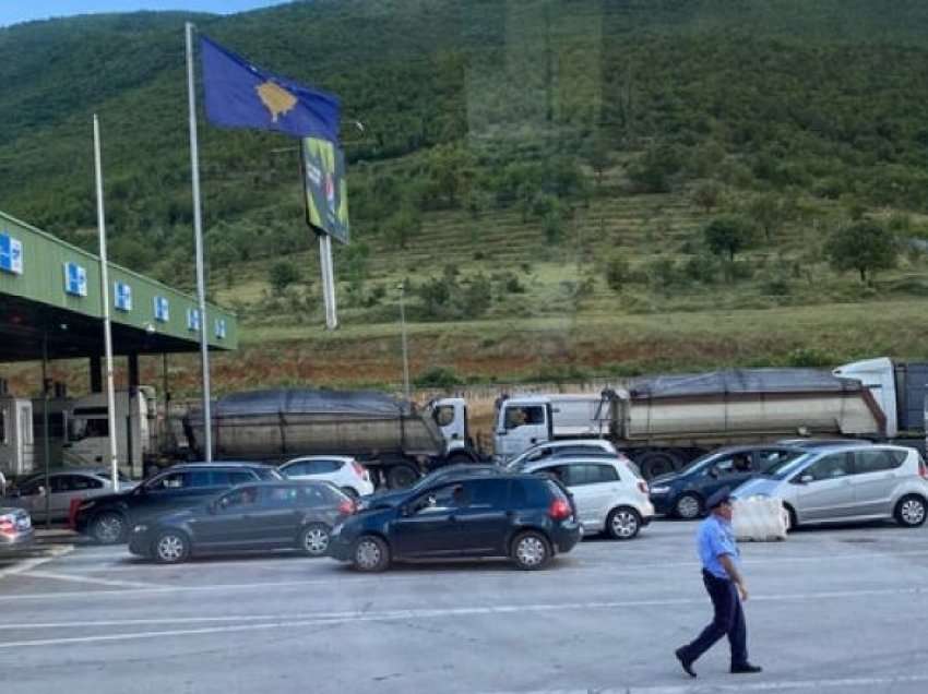 Qytetarët e Kosovës drejt Shqipërisë – mbi 30 mijë qytetarë dhe afro 10 mijë vetura kaluan kufirin gjatë fundjavës