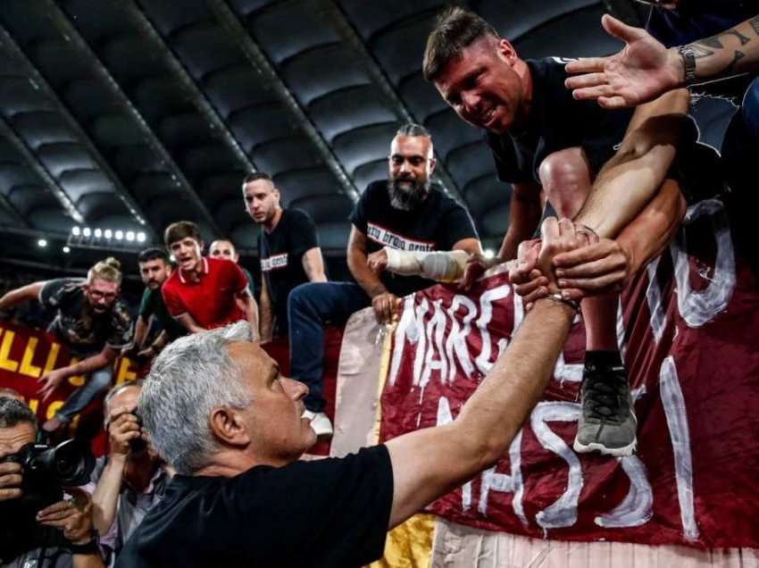 Mourinho takohet me ultrasit e Romës
