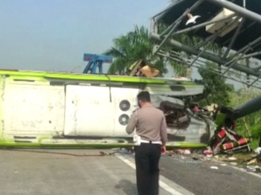 Përplasja e autobusit me pushues lë 14 të vrarë, 19 të plagosur në Indonezi