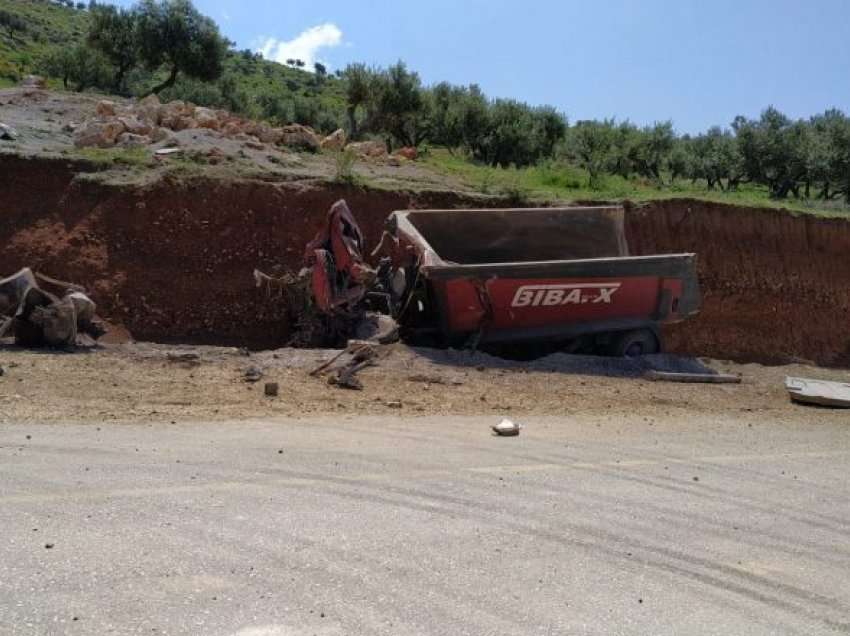 Tragjedi në bypasin e Vlorës; përmbyset kamioni i punimeve të rrugës, vdes shoferi, pasagjeri poshte inerteve