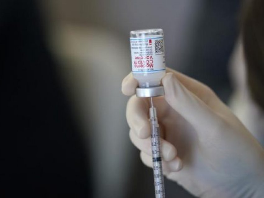 Mjekët në Shqipëri rekomandojnë që vaksinimi duhet të vijojë