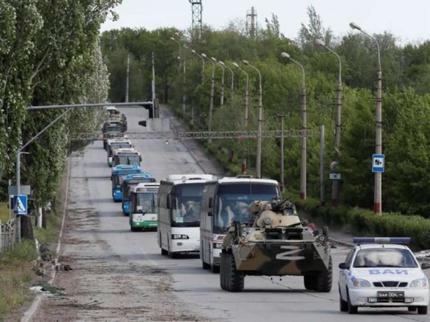 Luftëtarët e dorëzuar të Azovit dërgohen në një qytet ukrainas të kontrolluar nga rusët 